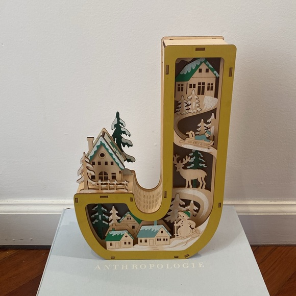 Wonderland Scene Monogram “J” - Picture 2 of 3